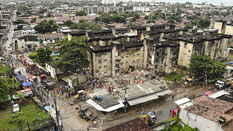 Foto aérea, durante o resgate, do conjunto Beira Mar e do prédio que desabou em Paulista.