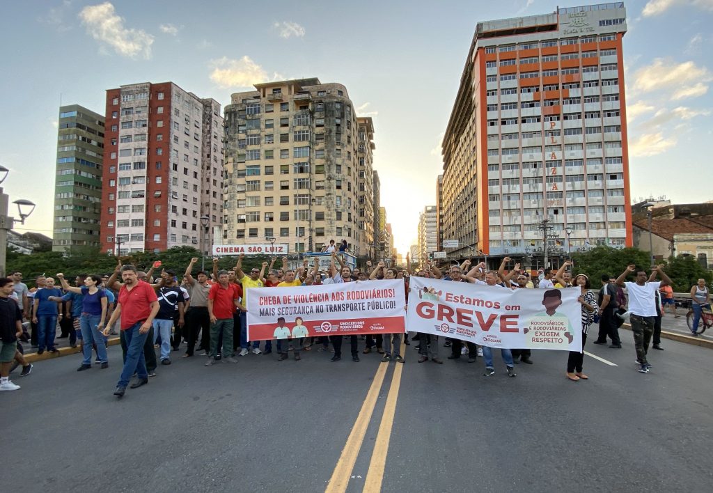 passeata dos rodoviários, segue pela ponte Duarte Coelho, no centro do Recife, com faixas pedindo o fim da violência contra a categoria levada pelos dirigentes do Sindicato. Ao fundo, ceú claro, com prédios da avenida Conde da Boa Vista em segundo plano.