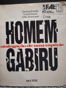 Capa de livro branco, com o título "Homem Gabiru" em letras maiúsculas pretas, com o subtítulo "catalogação de uma espécie" em vermelho e em tamanho menor, entre as duas palavras principais do título.