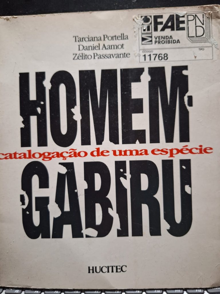 Capa de livro branco, com o título Homem Gabiru em letras maiúsculas pretas, com o subtítulo catalogação de uma espécie em vermelho e em tamanho menor, entre as duas palavras principais do título.