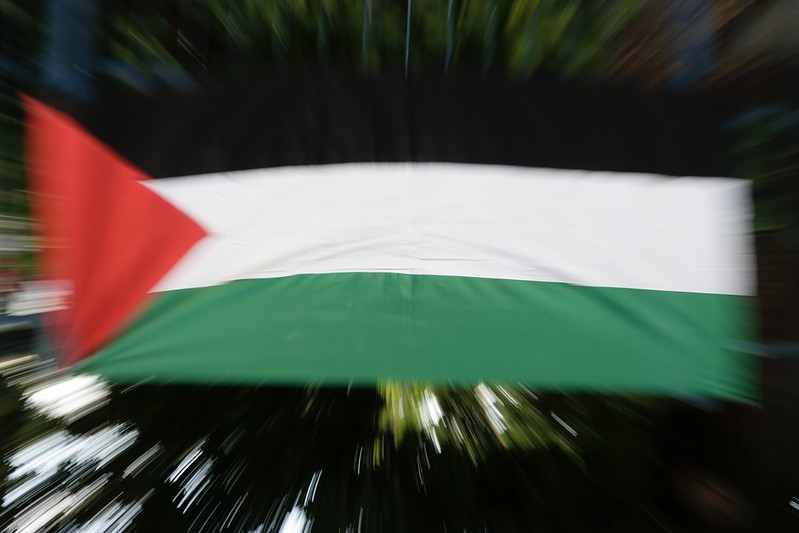Bandeira da Palestina de listas preta, branca e verde, com um triângulo vermelho do lado esquerdo.
