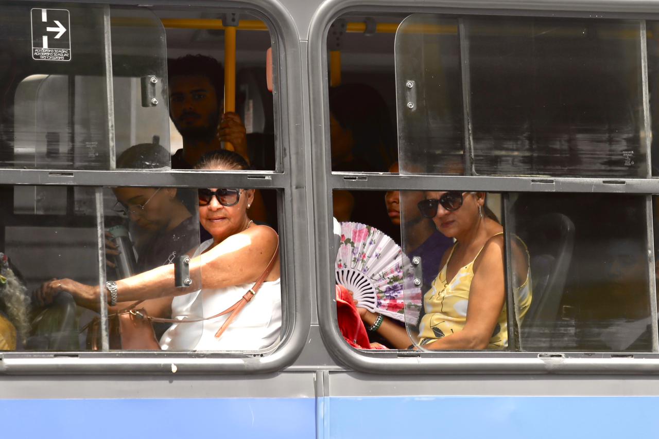 Parece um forno, mas é um ônibus: o calor na rotina de quem usa transporte  público no Grande Recife - Marco Zero Conteúdo