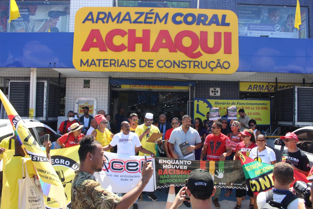 protesto antirracista na frente de uma loja do Armazém Coral Achaqui