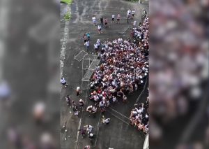 foto feita de cima de aglomeração em confronto com a PM em frente à Arena Pernambuco.