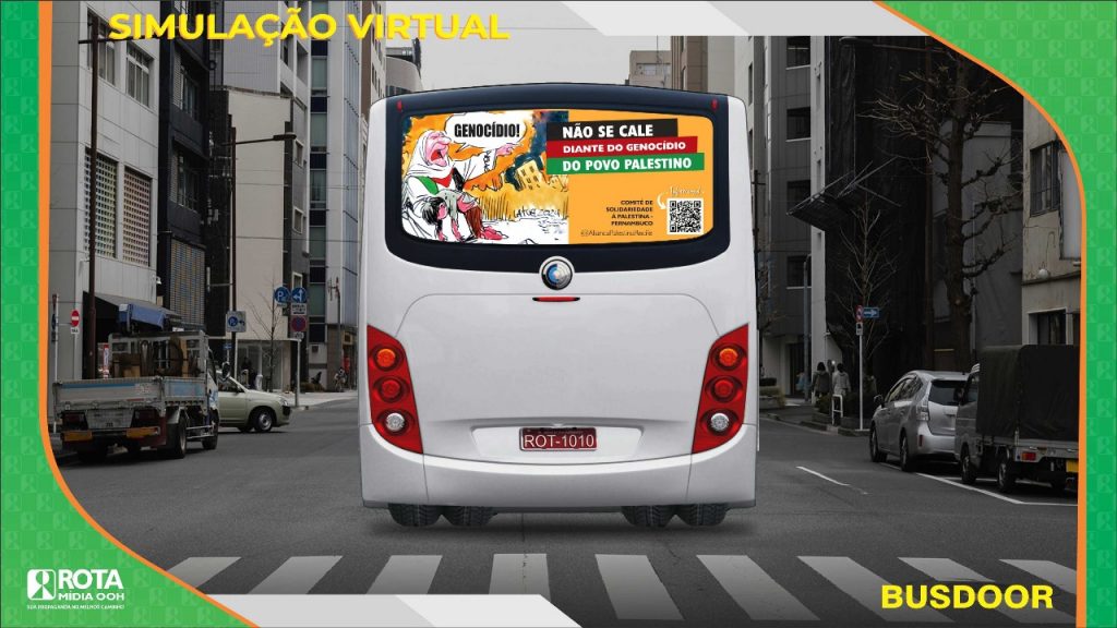 Anúncio com foto de ônibus branco circulando em avenida durante o dia com banner no vidro traseiro predominando a cor amarela.