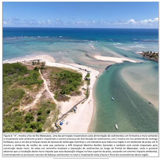 A foto mostra vista aérea do pontal de Maracaípe, cercado por um muro. Trata-se de uma região costeira onde um rio encontra o oceano. Há uma demarcação clara onde as águas mais escuras do oceano se misturam com as águas mais claras, possivelmente ricas em sedimentos, do rio. A linha da costa é cercada por praias arenosas e vegetação.