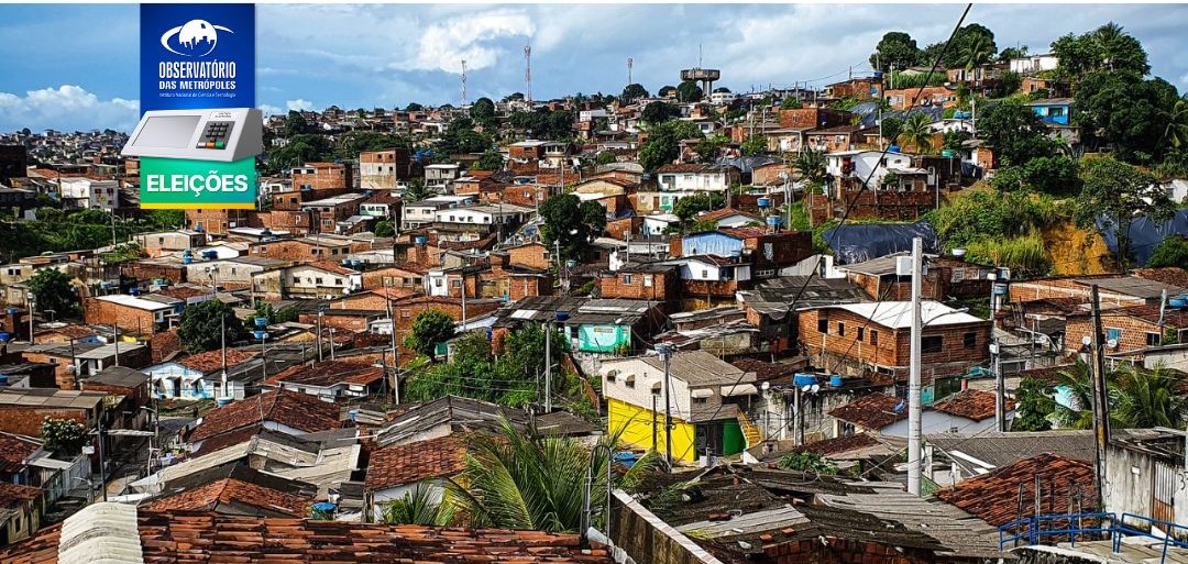 A imagem mostra uma área densamente povoada com muitas casas próximas umas das outras, muitas delas com telhados marrom-avermelhados. As construções estão em um terreno montanhoso, e a área parece ser uma favela. Há vegetação verdejante espalhada entre as casas. O céu está parcialmente nublado, mas permite bastante luz solar para iluminar a cena. No primeiro plano, há uma bandeira do Brasil pendurada em uma das estruturas.