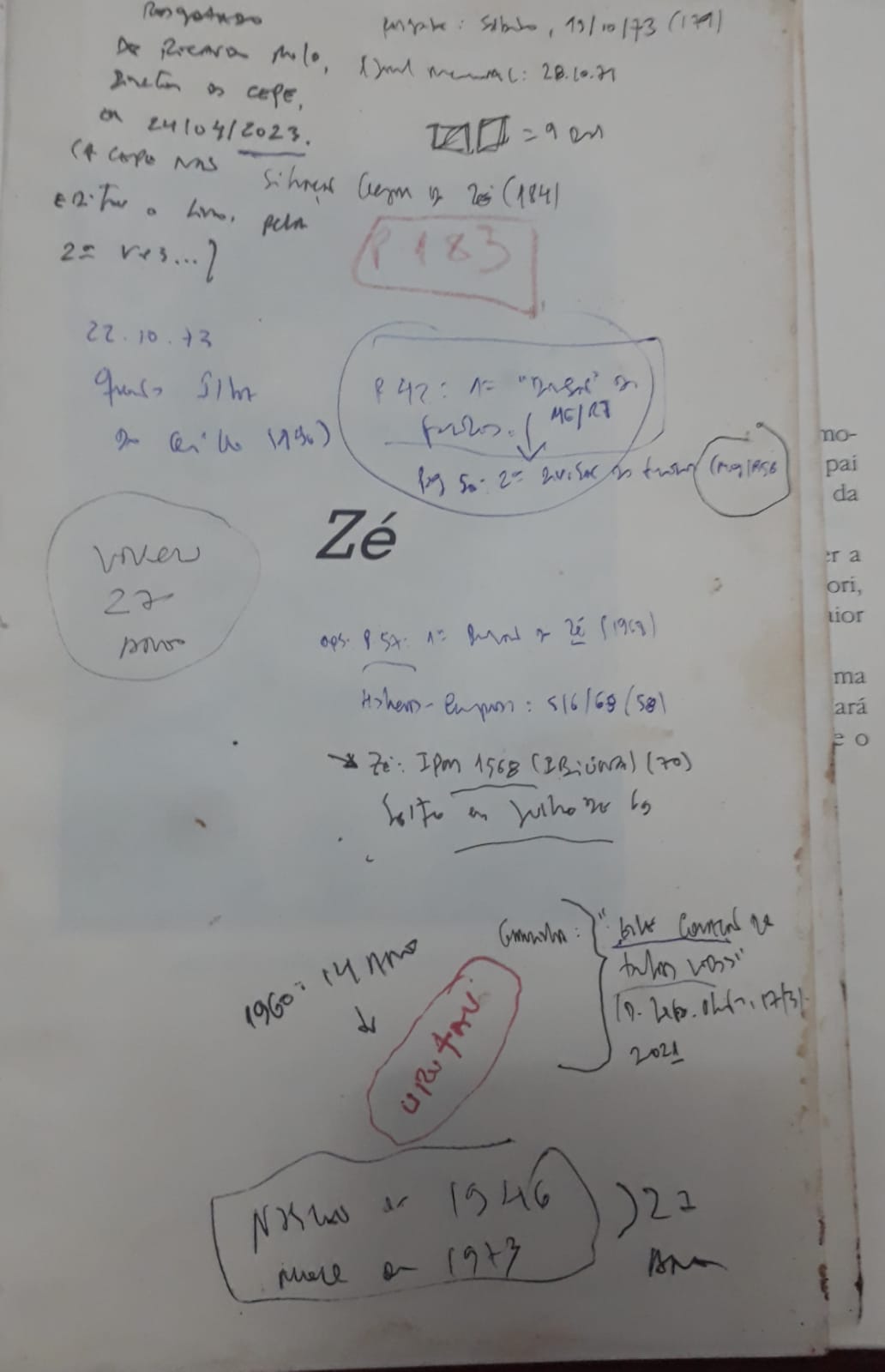 A imagem mostra uma folha de papel com anotações e cálculos matemáticos feitos à mão. A folha parece ser usada para resolver problemas de matemática, com várias equações e variáveis escritas em tinta azul, e algumas partes estão circuladas ou destacadas com tinta vermelha. Há também algumas palavras e frases escritas em português, como “Zé”, que é um apelido comum no Brasil.