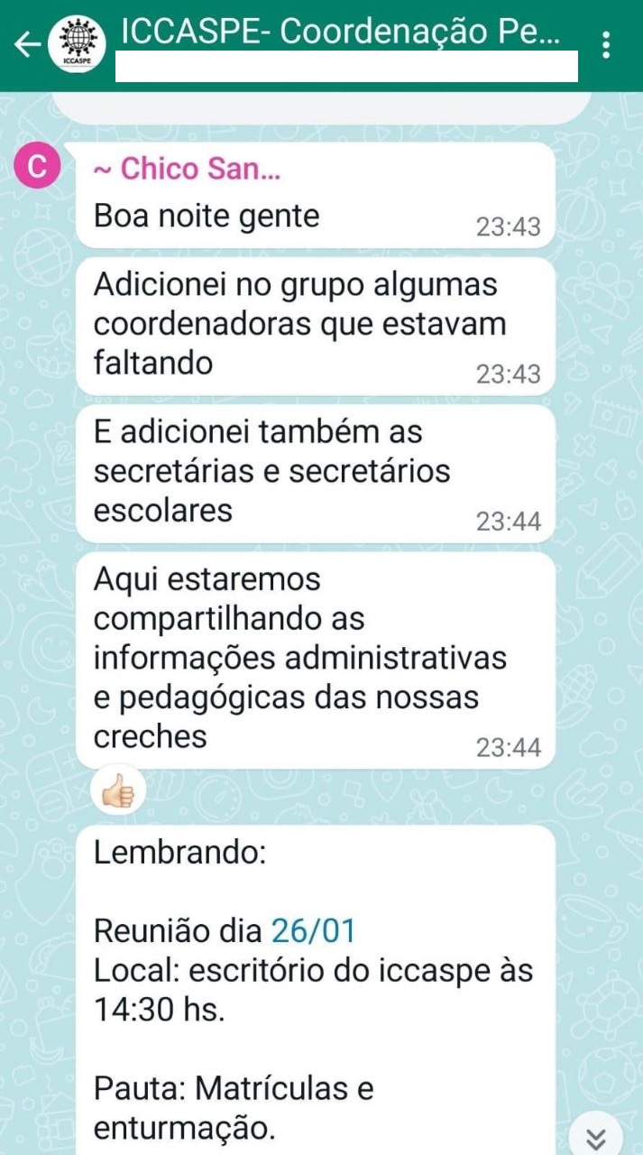 A imagem é uma captura de tela de uma conversa no WhatsApp em português. A conversa parece em um grupo relacionado a um contexto educacional. A mensagem trata Adição de Membros: A pessoa que enviou as mensagens adicionou coordenadores, secretárias e secretários escolares ao grupo. Compartilhamento de Informações: O grupo será usado para compartilhar informações administrativas e pedagógicas das creches. Lembrete de Reunião: Há um lembrete sobre uma reunião que ocorrerá no dia 26 de janeiro, às 14:30, no escritório do ICCASPE. A pauta da reunião será sobre matrículas e enturmação.