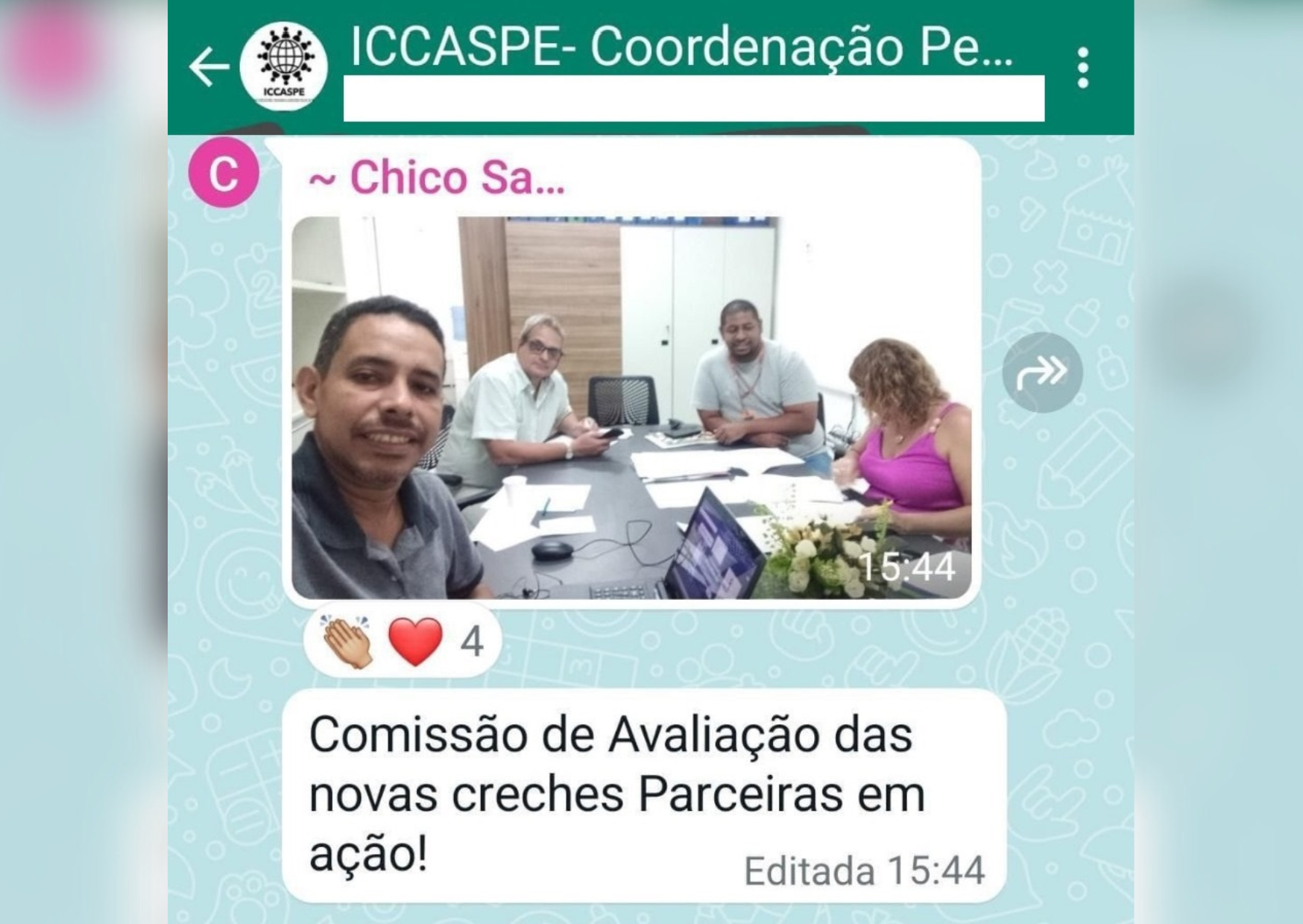 A imagem é uma captura de tela de uma conversa no WhatsApp de um grupo chamado “ICCA-SPE - Coordenação Pe…”. No topo, há duas mensagens que foram censuradas com barras pretas. Abaixo dessas mensagens, há uma mensagem apagada, indicada pelo texto “Mensagem apagada”. Mais abaixo, um contato chamado “Chico Sa…” compartilhou uma foto. A foto mostra quatro pessoas sentadas ao redor de uma mesa com papéis e laptops, sugerindo que estão em uma reunião ou sessão de trabalho. Há emojis reagindo à foto: um emoji de palmas e três emojis de joinha. Abaixo da foto, há um texto em português que diz “Comissão de Avaliação das novas creches Parceiras em ação!”, indicando que a comissão está avaliando novas creches parceiras. Este texto foi editado às 15:44.