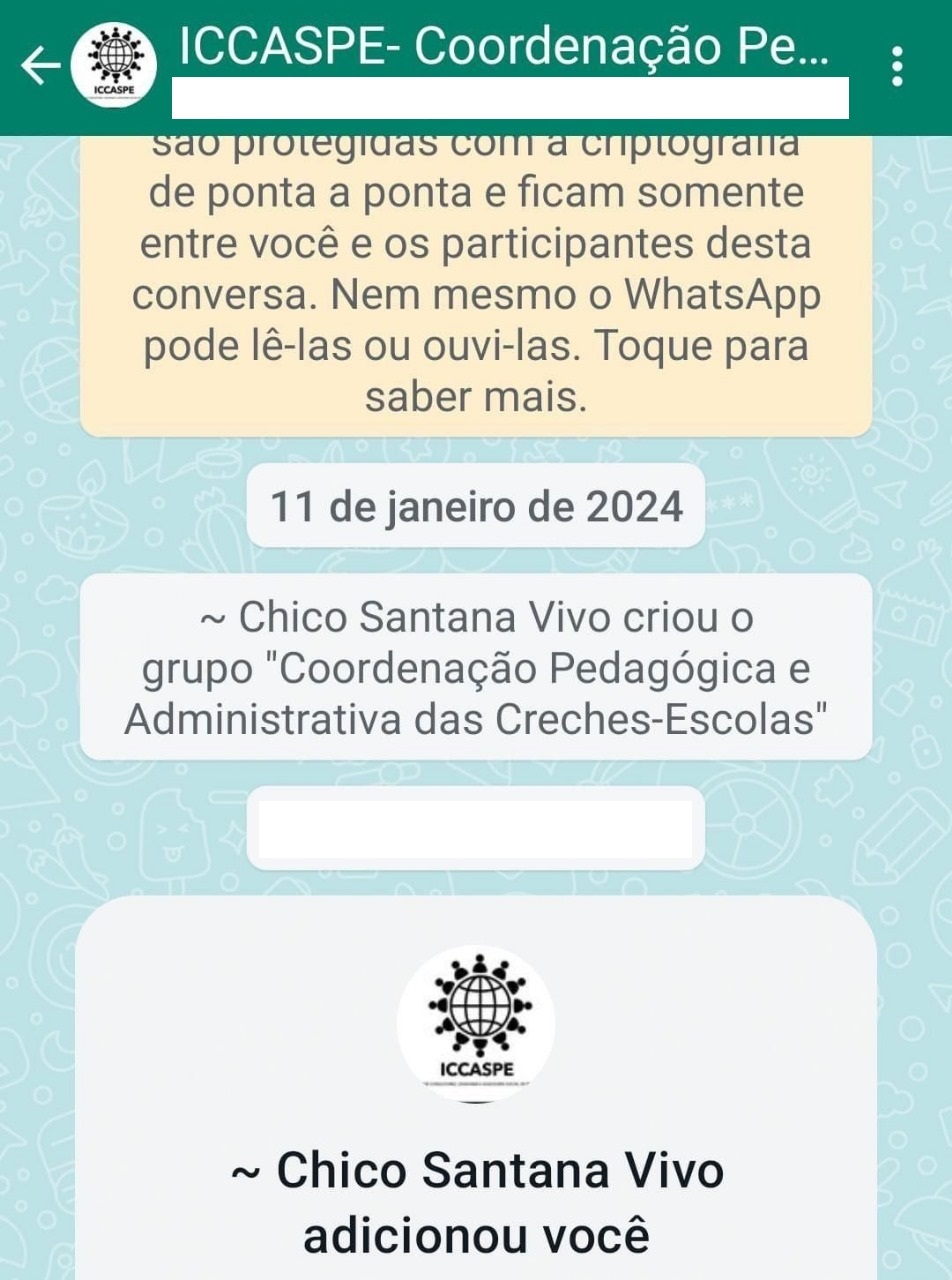 A imagem é uma captura de tela de uma interface de aplicativo de mensagens. No topo, há o nome “ICCASPE - Coordenação Pe…”, sugerindo que é um grupo ou contato. Abaixo, há uma mensagem em português sobre segurança criptográfica, datada de “11 de janeiro de 2024”. Mais abaixo, há notificações em texto verde indicando atividades em um grupo chamado “Chico Sant’ana Vivo Pedagógico e Administrativa de Creches-Escolas”, datadas de “24 de janeiro de 2024”. Outra notificação menciona que “Chico Sant’ana Vivo adicionou você” sem data específica. Parece que o conteúdo está relacionado a atividades de grupo em um contexto educacional ou administrativo envolvendo creches e escolas.