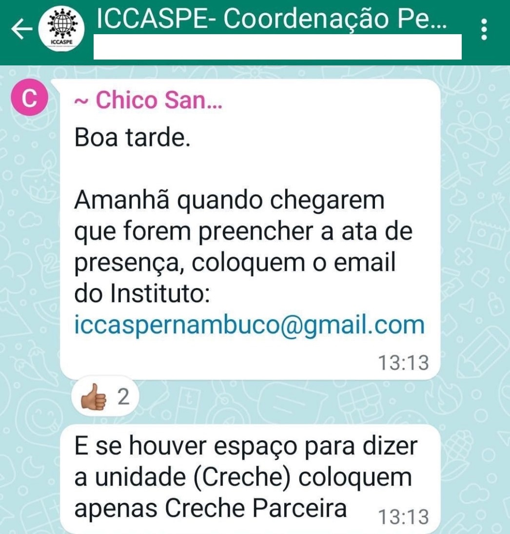 A imagem é uma captura de tela de uma conversa no WhatsApp. O nome do grupo é “ICCSAPE- Coordenação Pe…”, sugerindo que é um grupo relacionado a alguma atividade de coordenação, possivelmente em Pernambuco, Brasil. Há duas mensagens de um contato chamado “Chico San…”. A primeira mensagem, enviada às 12:54, contém um emoji de coração vermelho seguido da saudação “Boa tarde.” segunda mensagem, enviada às 13:13, instrui os destinatários a preencherem uma ata de presença ao chegarem ao trabalho no dia seguinte e enviarem para um e-mail fornecido. O remetente também pergunta se há espaço para colocar apenas “Creche Parceira” em vez de outro termo não especificado.