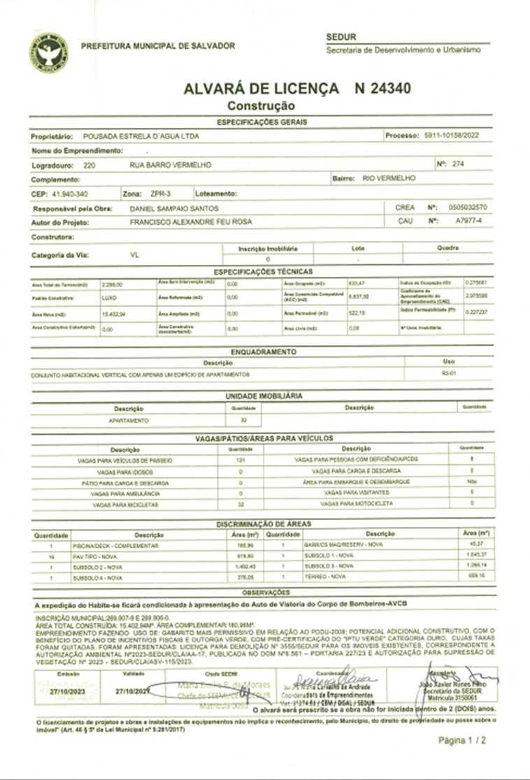A imagem é uma fotografia de um documento chamado “Alvará de Licença de Construção,” emitido pela Prefeitura Municipal de Salvador. Este documento é uma permissão oficial para a realização de atividades de construção em um local específico. Ele contém várias seções, incluindo informações do solicitante, especificações técnicas, e carimbos e assinaturas oficiais que validam sua autenticidade.