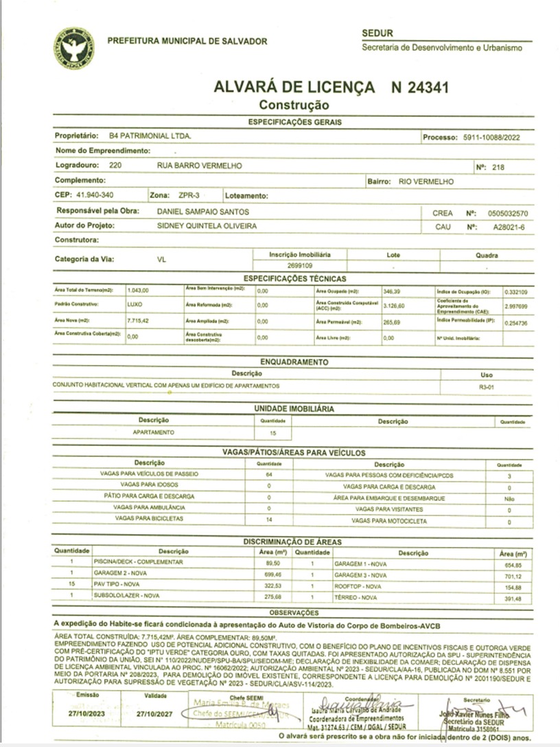 A imagem é uma fotografia de um documento chamado “Alvará de Licença de Construção,” emitido pela Prefeitura Municipal de Salvador. Este documento é uma permissão oficial para a realização de atividades de construção em um local específico. Ele contém várias seções, incluindo informações do solicitante, especificações técnicas, e carimbos e assinaturas oficiais que validam sua autenticidade.