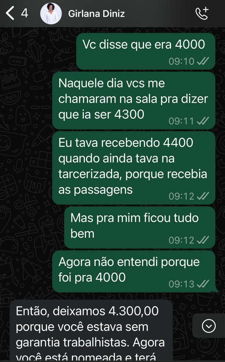 A imagem mostra uma conversa de WhatsApp entre duas pessoas sobre pagamento e questões salariais. Uma pessoa questiona por que o salário informado anteriormente como R$ 4.300 agora foi ajustado para R$ 4.000. A resposta explica que o valor de R$ 4.300 foi oferecido anteriormente porque a pessoa não tinha garantias trabalhistas, mas agora que está nomeada, o valor foi ajustado para R$ 4.000.