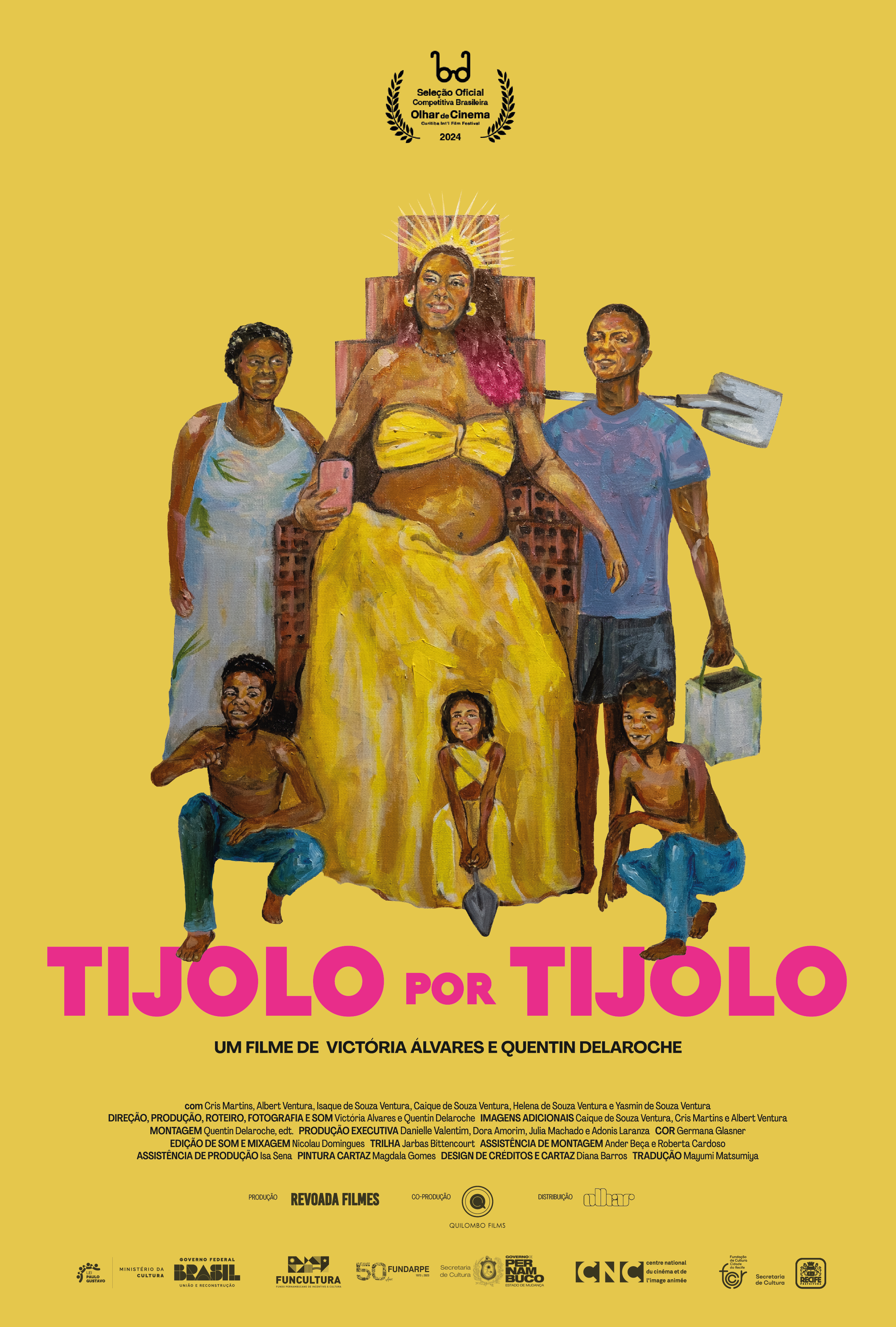 O cartaz do filme Tijolo por Tijolo traz uma mulher negra ao centro, vestida de amarelo e com uma auréola, simbolizando uma figura poderosa. Ela segura um celular e está cercada por tijolos e outras cinco pessoas: uma mulher mais velha, um homem com uma pá e três crianças agachadas, uma delas segurando uma colher de pedreiro. O fundo é amarelo, com o título TIJOLO POR TIJOLO em rosa. Acima, está o selo do festival Olhar de Cinema, de 2024.