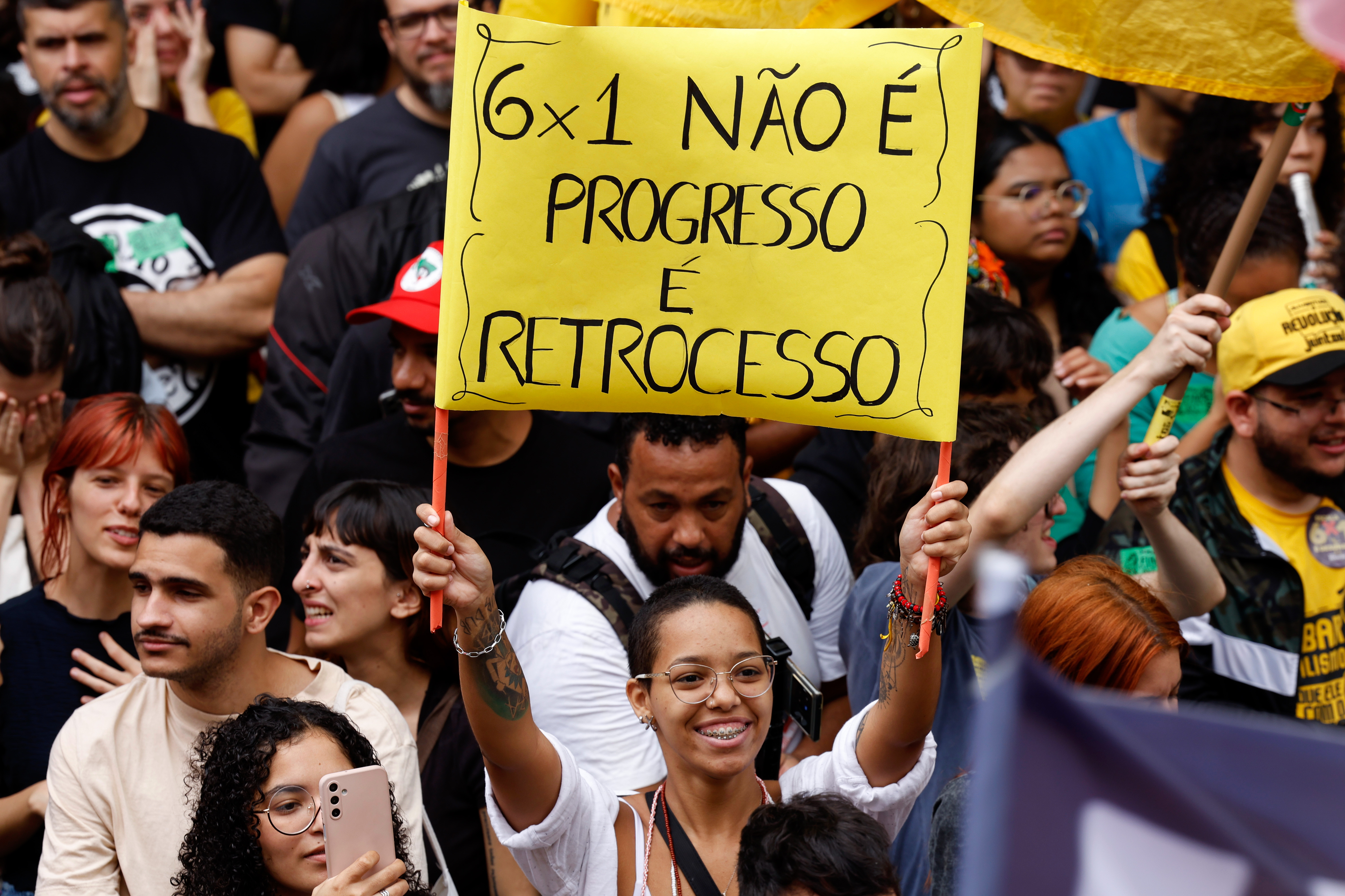 Manifestantes se reúnem em protesto pelo fim da jornada de trabalho 6 x 1, na Cinelândia, no Rio de Janeiro.