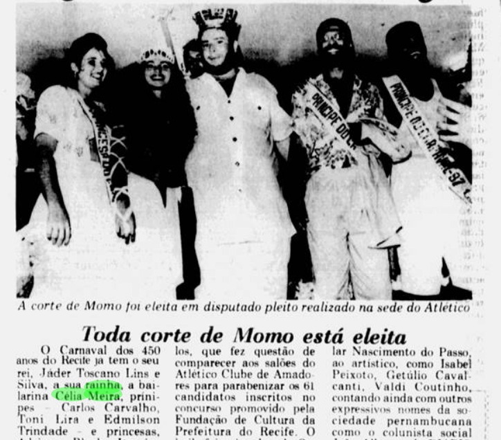 A imagem em preto e branco é de um recorte de jornal dos anos 1980 exibindo uma foto com quatro pessoas usando trajes de carnaval com faixas em diagonal do ombro em direção à cintura. Abaixo da foto, há um texto sob o título Toda corte de Momo está eleita.