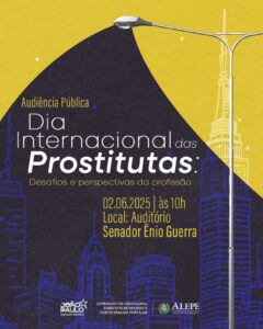 Cartaz vertical sobre audiência pública do Dia Internacional das Prostitutas. O fundo é dividido entre amarelo (acima) e azul escuro (abaixo), com um poste de luz iluminando a cena. A silhueta de prédios representa uma paisagem urbana noturna. O texto central destaca o tema: Desafios e perspectivas da profissão. A audiência será em 2 de junho de 2025, às 10h, no Auditório Senador Ênio Guerra. No rodapé, aparecem os logos do deputado João Paulo, da Comissão de Cidadania e da ALEPE. A estética remete à cidade e à vida noturna, com tom respeitoso e informativo.