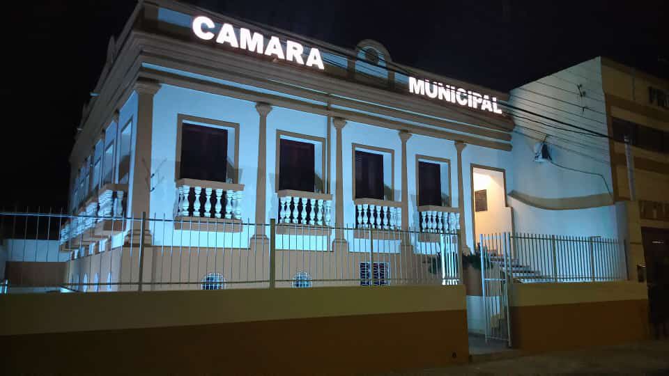 Na imagem há a fachada de um prédio com o letreiro Câmara Municipal.