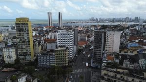 Imagem aérea do bairro de Santo Antônio, mostrando vários predios e a avenida Dantas Barreto e os dois prédios conhecidos como Torre Gemêas ao fundo