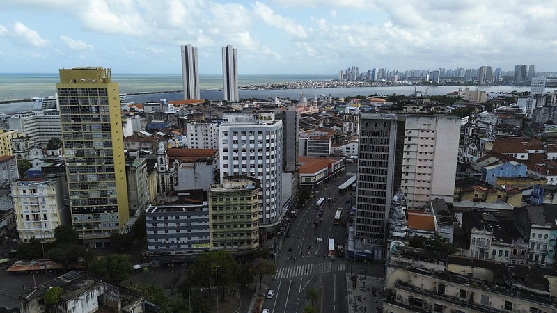 Imagem aérea do bairro de Santo Antônio, mostrando vários predios e a avenida Dantas Barreto e os dois prédios conhecidos como Torre Gemêas ao fundo