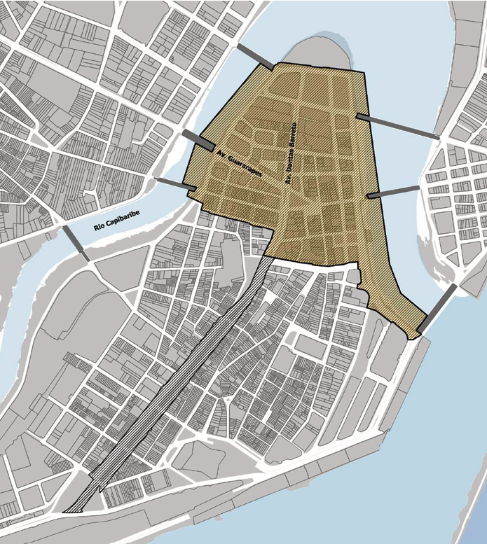 Mapa da região central do Recife, com destaque para uma área sombreada identificada como “área de concessão”. O desenho mostra o traçado urbano com ruas, quarteirões e o rio Capibaribe à esquerda, que contorna parte da zona demarcada. A área destacada, em tom mais escuro, ocupa parte do centro da cidade e se estende em direção ao leste, abrangendo vias importantes e margens do rio. Ao redor, aparecem outras regiões em tons mais claros, representando bairros vizinhos fora da concessão. O mapa usa cores neutras e traços finos para indicar a malha urbana e destacar o perímetro da área sob concessão.