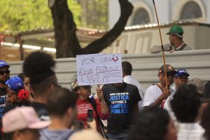 Foto de um ato público em Recife contra a privatização da Compesa, com manifestantes reunidos em frente à Assembleia Legislativa de Pernambuco (ALEPE) no bairro da Boa Vista, área central da cidade.
