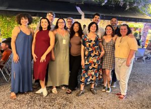 Na imagem, onze integrantes da equipe da Marco Zero posam, perfilados, durante a confraternização de fim de ano