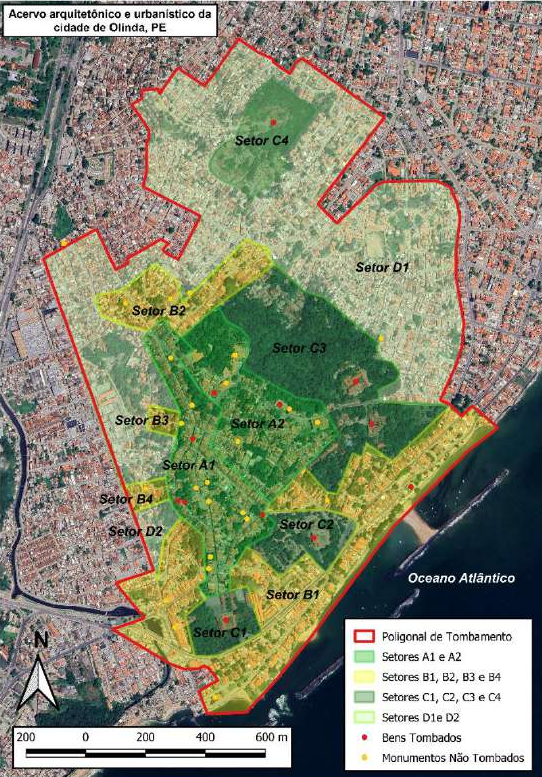 O mapa apresenta o acervo arquitetônico e urbanístico do Sítio Histórico de Olinda, em Pernambuco, destacando os setores que compõem a área protegida da cidade. A delimitação da zona tombada é indicada por uma linha vermelha, chamada de “Polígonal de Tombamento”. Dentro dessa área, os setores são organizados por cores: verde claro para os setores A1 e A2, verde amarelado para os setores B1 a B4, verde escuro para os setores C1 a C4, e amarelo para os setores D1 e D2. Cada setor representa diferentes níveis de preservação e características urbanas. O mapa também utiliza símbolos para marcar bens tombados (quadrados vermelhos) e monumentos não tombados (círculos amarelos). À direita, o Oceano Atlântico aparece como referência geográfica, e há uma escala gráfica que indica distâncias de até 600 metros, além de uma rosa dos ventos apontando o norte.