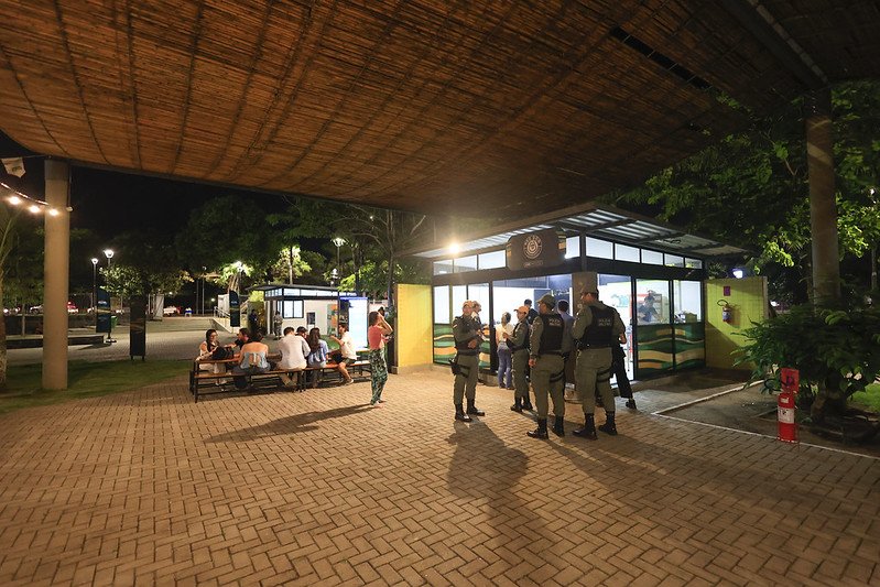 A foto mostra policiais militares em frente a um dos boxes de alimentação do Parque Apipucos, zona norte do Recife