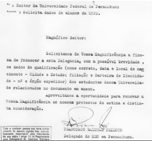 A imagem mostra uma carta oficial, digitada em português, endereçada ao reitor da Universidade Federal de Pernambuco. O documento é assinado por Francisco Balthar Peixoto, delegado do MEC em Pernambuco, e solicita dados pessoais e acadêmicos de estudantes da UFPE, como nome completo, data e local de nascimento, filiação e informações da carteira de identidade. O texto destaca a urgência do pedido e menciona que os nomes dos alunos estão em anexo. Ao final, há uma observação sobre a obrigação de manter sigilo conforme regulamentos de proteção de informações confidenciais.