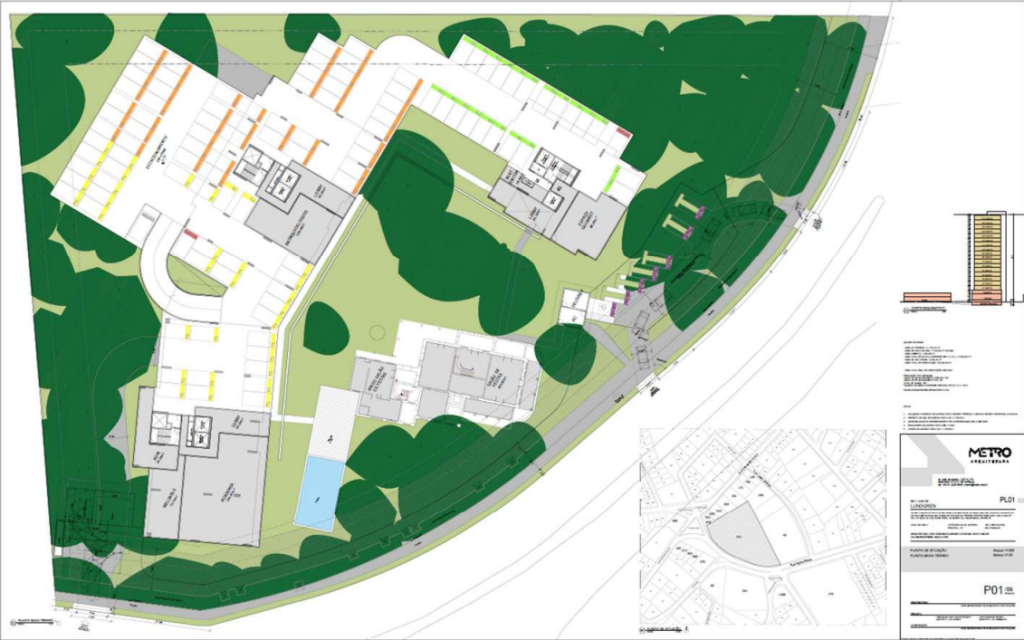 A imagem apresenta uma planta arquitetônica de implantação, mostrando a disposição dos edifícios em blocos, áreas verdes com árvores preservadas, uma piscina central com espaços de lazer, além de vias e estacionamentos que organizam a circulação de veículos e pedestres; no canto inferior direito há um quadro técnico com informações do projeto e da equipe responsável, compondo uma visão geral de como o conjunto se integra ao terreno.