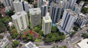 Projeção das três torres de 19 andares da OR Empreendimentos no jardim da Mansão Harley Lundgren