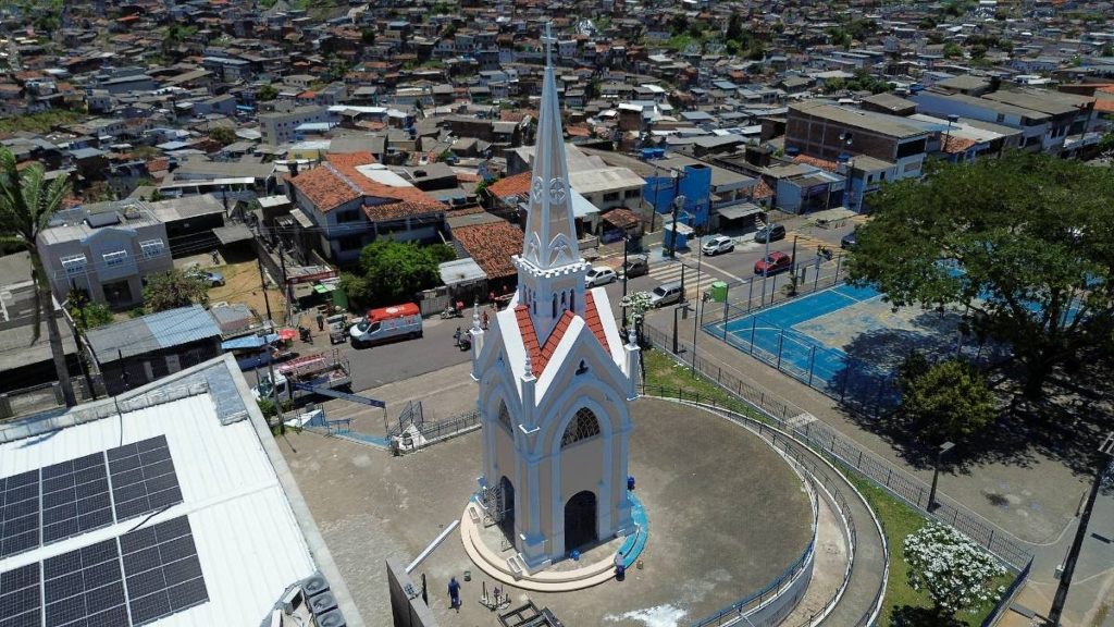 Vista aérea do Morro da Conceição, com o Monumento à Virgem cercado de casas.