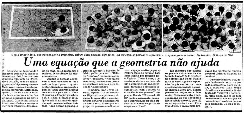 A imagem é uma reprodução de uma reportagem de jornal em preto e branco, composta por três fotos na parte superior e um texto abaixo. As fotos mostram um retângulo demarcado no chão, onde pessoas se agrupam em diferentes quantidades — primeiro duas, depois trinta e, por fim, cinquenta — ilustrando o aperto e a falta de espaço. O título da matéria, em destaque, fala sobre uma “equação que a geometria não ajuda”, e o texto discute a superlotação em celas prisionais e seus efeitos físicos e psicológicos. A composição transmite uma forte crítica às condições desumanas de confinamento.