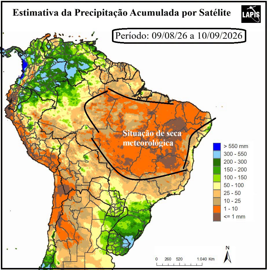 Mapa da América do Sul com estimativa de precipitação acumulada por satélite para o período de 9 de agosto a 10 de setembro de 2026, usando cores para indicar volumes de chuva, do marrom e laranja (menor precipitação) ao verde e azul (maior precipitação); uma ampla área destacada sobre o centro-norte e nordeste do Brasil aparece em tons alaranjados e está identificada como “situação de seca meteorológica”, indicando baixos índices de chuva em comparação com outras regiões do continente que apresentam volumes mais elevados de precipitação.
