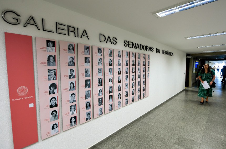 A imagem mostra uma galeria de fotos das mulheres que já foram senadoras no Brasil